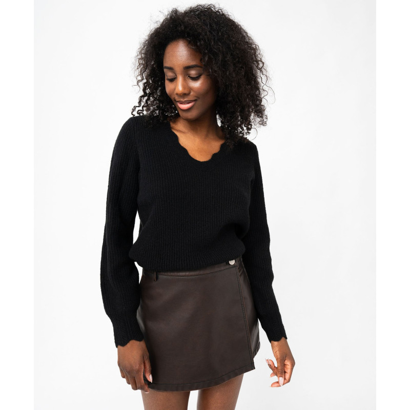 Pull en maille col V finitions dentelées femme