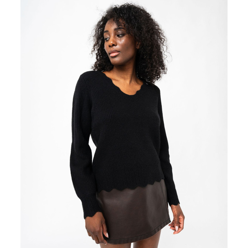 Pull en maille col V finitions dentelées femme