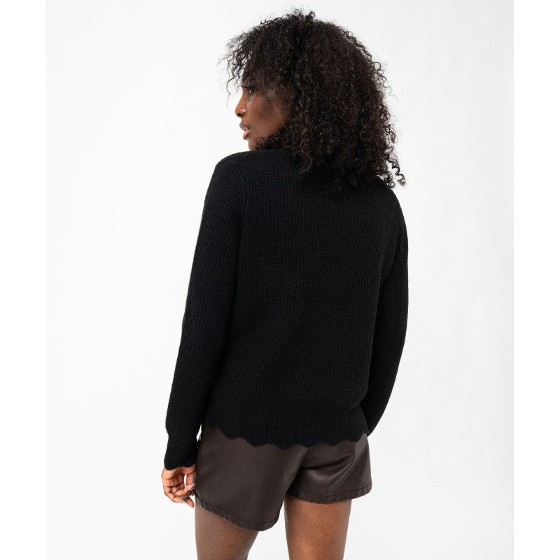 Pull en maille col V finitions dentelées femme